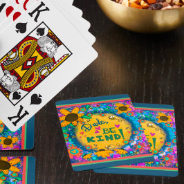 Stijlvolle kleurrijke kerel zijn vriendelijke vri pokerkaarten