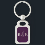 Stijlvolle koppels initialen monogrammed sleutelhanger<br><div class="desc">Een gepersonaliseerde sleutelhanger met lichte beige initialen op een rijke, paarse achtergrond. Perfect voor koppels, Custom het nu om koppels initialen toe te voegen.</div>