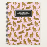 Stijlvolle Leopard Animal Pattern Naam | Roze plan Planner<br><div class="desc">Dit moderne gestileerde notitieboek van de planner kenmerkt een patroon van luipaarden in diverse pose over een lichtroze achtergrond. Eenvoudig te personaliseren voor elk gebruik - een cadeau, terug naar school, universiteit, tieners, moeders, enz. De achterzijde bevat hetzelfde achtergrondontwerp als de voorzijde. Geweldig voor iemand die georganiseerd moet blijven!</div>
