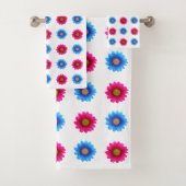 Stijlvolle magenta en turquoise bloemen op wit bad handdoek (Insitu)