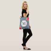 Stijlvolle marine wit gestreepte koraal bloemmonog tote bag (Op model)