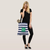 Stijlvolle marineblauwe strepen en groene monogram tote bag (Op model)