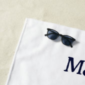 Stijlvolle marineblauwe strepen naam nautisch strandlaken (In situ)