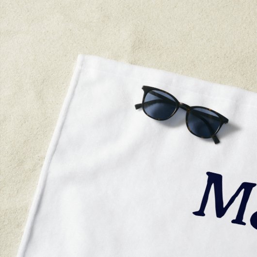 Stijlvolle marineblauwe strepen naam nautisch strandlaken (In situ)