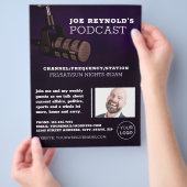 Stijlvolle Microfoon, Podcaster, Podcast Reclame Flyer (Hand)