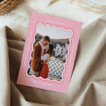 Stijlvolle minimal retro stijl golvende foto Lijst Save The Date<br><div class="desc">Maak je klaar om golven te maken met onze stijlvolle minimal retro-stijl en sla de datumkaart op met golvend foto-lijst in roze en sinaasappel! Personaliseer het met je favoriete foto's, naam, monogram en sla de datumgegevens op om een gepersonaliseerde creëer te gebruiken om de datum op te slaan waarop je...</div>