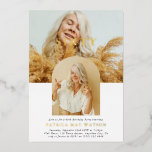 Stijlvolle minimale foto SIXTY 60th Birthday Folie Uitnodiging<br><div class="desc">Vier in stijl met deze luxe 60e Verjaardagsfeestuitnodiging. Design beschikt over een moderne 2 fotocollage, de leeftijd in gouden folie serif lettertype over het eerste afbeelding, een trendy boog sjabloon voor de tweede foto, de naam ook in gouden folie belettering en een elegante sjabloon die gemakkelijk aan te passen is....</div>