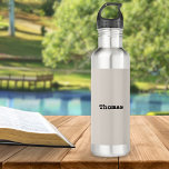 Stijlvolle Minimalistische Eenvoudige Elegante Aan Waterfles<br><div class="desc">Gemaakt van roestvrij staal, heeft deze trendy waterfles een elegant, minimalistisch ontwerp. Klik eenvoudig op 'Personaliseer' om de naam van uw keuze toe te voegen, en deze verschijnt in het midden van het ontwerp op een lichte havermout beige achtergrond. U kunt het resultaat bekijken voordat u de bestelling plaatst.</div>