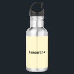 Stijlvolle Minimalistische Eenvoudige Gele Geperso Waterfles<br><div class="desc">Gemaakt van roestvrij staal, heeft deze trendy waterfles een elegant, minimalistisch ontwerp. Klik eenvoudig op 'Personaliseer' om de naam van uw keuze toe te voegen, en deze verschijnt in het midden van het ontwerp op een lichtgele achtergrond. U kunt het resultaat bekijken voordat u de bestelling plaatst.</div>