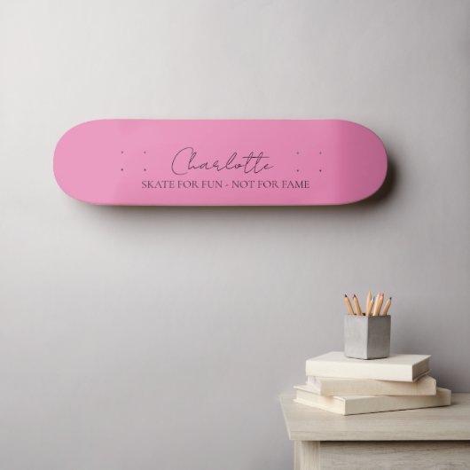 Stijlvolle minimalistische monogram naam roze persoonlijk skateboard (Muurkunst (Horizontaal))