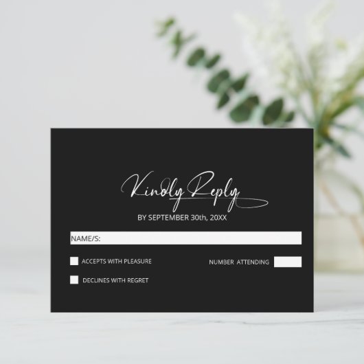 Stijlvolle minimalistische zwarte bruiloft RSVP kaartje (Staand voorkant)