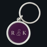 Stijlvolle moderne bruiloft gepersonaliseerd sleutelhanger<br><div class="desc">Stijlvolle, moderne, gepersonaliseerde sleutelhanger met lichte beige initialen op een rijke, paarse achtergrond. Perfect voor koppels, Custom het nu om koppels initialen toe te voegen.</div>