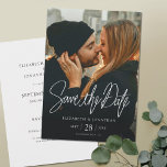 Stijlvolle Moderne Foto Save the Date Wedding Kaar<br><div class="desc">Deze eenvoudige, stijlvolle, moderne foto slaat de date trouwkaart op en bevat scherpe witte tekst met een bericht 'Save the Date' boven uw namen, date en bruiloft. De standaardvorm is standaard scherpe hoeken, maar dit ontwerp kijkt ook geweldig met afgeronde hoeken, zodat probeert zowel kijkt in het uitgeven wijze als...</div>