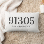 Stijlvolle moderne gepersonaliseerde postcode kussen<br><div class="desc">Omarm de schoonheid van eenvoud met onze moderne minimalistische gepersonaliseerde Zip Code Lumbar Kussen. Dit elegante en aanpasbare accentstuk is meer dan alleen maar een kussen; het is een herinnering, een moment en een plaats in één. Voeg uw speciale postcode toe om een nieuw huis te vieren, een jubileum te...</div>