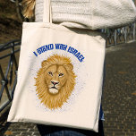 Stijlvolle moderne leeuw van Juda. Ik sta achter I Tote Bag<br><div class="desc">Deze stijlvolle canvas tas show uw steun voor Israel! Een grafisch schilderij van de Leeuw van Juda staat centraal,  samen met de moderne typografie,  "Ik sta met Israël" in het blauw. Een getextureerde blauwe achtergrond voegt een grunge look toe. *Kunstwerk exclusief gemaakt door Tracey Khalei / Orabella Prints.</div>