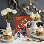 Stijlvolle moderne veertig | 40e verjaardag 3 foto kaart<br><div class="desc">Vier een mijlpaal in stijl met deze Modern Forty | 40e verjaardag 3 foto uitnodiging Sjabloon. Deze uitnodiging is ontworpen met een strakke en eigentijdse lay-out en beschikt over drie fotoslots om uw favoriete herinneringen te laten zien. De gedurfde "VEERTIG" typografie valt op tegen een warme terracotta achtergrond, het maken...</div>