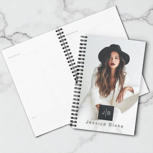Stijlvolle moderne vrouw ondernemer foto monogram planner