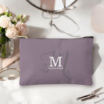 Stijlvolle Monogram en Naam Kalligrafie Paarse Etui<br><div class="desc">Een mooie accessoirezak om te gebruiken als een cosmetische tas of ander doel, dit ontwerp heeft een stijlvolle en elegante weergave van jouw naam en monogram met klassieke series en een meer scriptkalligrafie in een evenwichtige en mooie lay-out. De drie elementen gaan samen met een verfijnde harmonie en creëer je...</div>