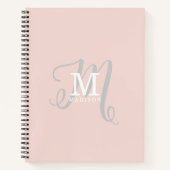 Stijlvolle Monogram en Naam Kalligrafie Roze Notitieboek (Voorkant)