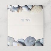 Stijlvolle Monogram Moderne Rustieke Pebbles Huwel Plaatskaartje (Buitenkant ongevouwen)