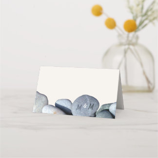 Stijlvolle Monogram Moderne Rustieke Pebbles Huwel Plaatskaartje