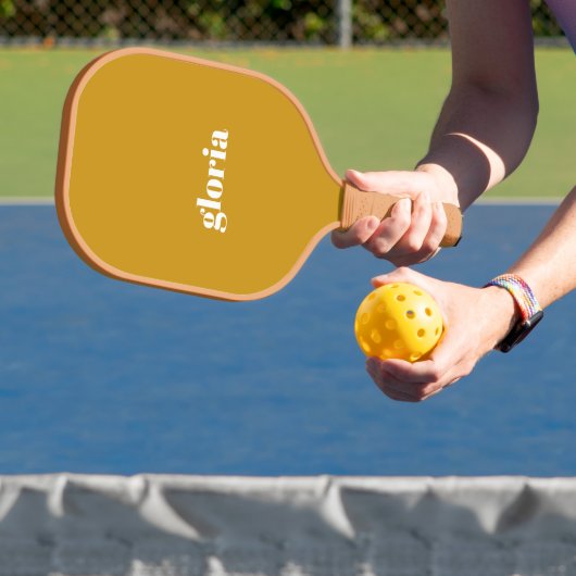 Stijlvolle mosterd geel effen aangepaste naam pickleball paddle (Insitu)