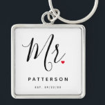 Stijlvolle Mr Custom Last Name & Date Wedding Sleutelhanger<br><div class="desc">Het perfecte geschenk voor elke bruidegom,  het leuke en moderne design is voorzien van een stijlvol typografisch script "Mr." met een schattig klein rood liefdeshart vol haltes. Het ontwerp is eenvoudig te personaliseren met uw achternaam en vaste datum en zal de perfecte kluwen zijn vanaf uw speciale dag.</div>