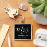 Stijlvolle Mrs Custom Last Name & Date Wedding Sleutelhanger<br><div class="desc">Het perfecte geschenk voor elke bruid om te zijn,  het leuke en moderne ontwerp beschikt over een stijlvolle typografie script "Mrs" met schattig klein rood liefdeshart vol stops. Het ontwerp is gemakkelijk te personaliseren met uw achternaam en vastgestelde datum en zal de perfecte aandenken van uw speciale dag zijn.</div>