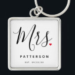 Stijlvolle Mrs Custom Last Name & Date Wedding Sleutelhanger<br><div class="desc">Het perfecte geschenk voor elke bruid om te zijn,  het leuke en moderne ontwerp beschikt over een stijlvolle typografie script "Mrs" met schattig klein rood liefdeshart vol stops. Het ontwerp is gemakkelijk te personaliseren met uw achternaam en vastgestelde datum en zal de perfecte aandenken van uw speciale dag zijn.</div>