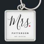 Stijlvolle Mrs Custom Last Name & Date Wedding Sleutelhanger<br><div class="desc">Het perfecte geschenk voor elke bruid om te zijn,  het leuke en moderne ontwerp beschikt over een stijlvolle typografie script "Mrs" met schattig klein rood liefdeshart vol stops. Het ontwerp is gemakkelijk te personaliseren met uw achternaam en vastgestelde datum en zal de perfecte aandenken van uw speciale dag zijn.</div>