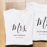 Stijlvolle Mrs Custom Last Name & Date Wedding T-shirt<br><div class="desc">Het perfecte geschenk voor elke bruid om te zijn,  het leuke en moderne ontwerp beschikt over een stijlvolle typografie script "Mrs" met schattig klein rood liefdeshart vol stops. Het ontwerp is gemakkelijk te personaliseren met uw achternaam en vastgestelde datum en zal de perfecte aandenken van uw speciale dag zijn.</div>