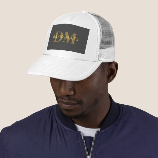 Stijlvolle naam en monogram | Goud en donkergrijs Trucker Pet (In situ)