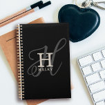 Stijlvolle naam met kalligrafie Monogram Zwart Planner<br><div class="desc">Stijlvol en mooi, dit monogram ontwerp toont het initiaal van uw voornaam in zowel een eenvoudig serif lettertype als een elegant kalligrafie lettertype op de achtergrond. Jouw naam wordt weergegeven onder uw monogram initiaal in dit unieke typografie aangepaste ontwerp. De drie elementen gaan samen met een verfijnde harmonie en creëer...</div>