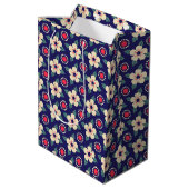 Stijlvolle Navy Blue met Cream Flowers Gift Bag Medium Cadeauzakje (Achterkant Gekanteld)
