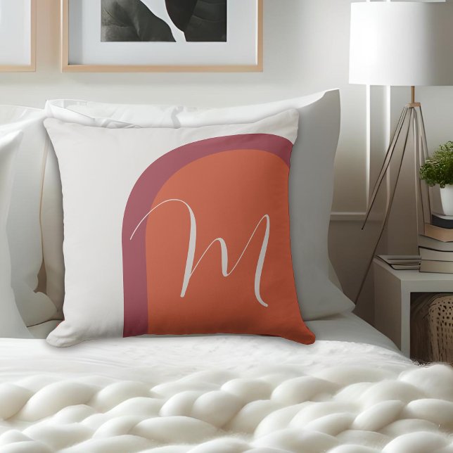 Stijlvolle Oranje Magenta Roze Boog met Monogram Kussen (Personalize this stylish throw pillow with your monogram initial.)
