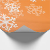 Stijlvolle Oranje sneeuwvlokken Modern kerstpatroo Cadeaupapier (Hoek)
