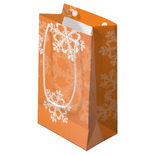 Stijlvolle oranje sneeuwvlokken Modern kerstpatroo Klein Cadeauzakje (Voorkant Gekanteld)