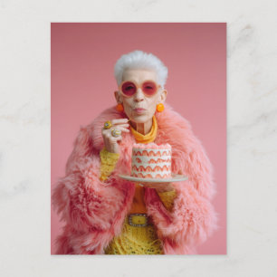 Stijlvolle oudere vrouw die cake eet in roze mode  briefkaart