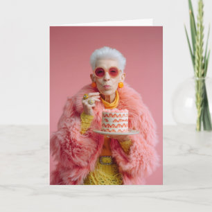 Stijlvolle oudere vrouw die cake eet in roze mode  kaart