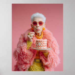 Stijlvolle oudere vrouw die cake eet in roze mode  poster