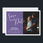 Stijlvolle Paarse | Foto De datum opslaan Save The Date<br><div class="desc">Deze foto bewaart de datumkaart met een verticaal foto-lijst en een gewaagde paarse achtergrond. Trendy handgeschreven stijltekst biedt een modern design. Met aangepaste tekst kunt u uw aanstaande trouwdetails toevoegen.</div>