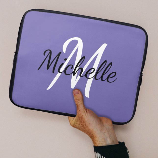 Stijlvolle Paarse monogram naam + Initiaal Laptop Sleeve (Creator heeft geüpload)