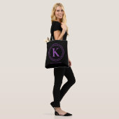 Stijlvolle paarse monogram naam zwart tote bag (Op model)