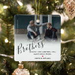 Stijlvolle persoonlijke broederfoto en aangepaste  keramisch ornament<br><div class="desc">Prachtige broergave met een foto van u en uw broer/s,  een witte bekleding met de tekst 'broers' in elegant kalligrafiescript,  een zoete broerquote die gemakkelijk kan worden aangepast,  een schattig klein rood hart dat kan worden veranderd in elke kleur en uw namen.</div>