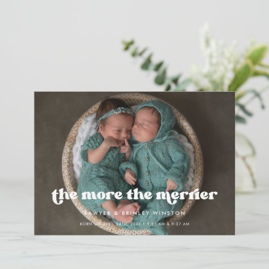 Stijlvolle retro Hoe meer de merrier twins foto Aankondiging (Staand voorkant)