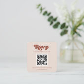 Stijlvolle retro pach roze QR code RSVP respons Informatiekaartje (Staand voorkant)