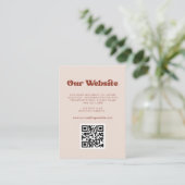 Stijlvolle retro Peach Pink QR code bruiloft websi Informatiekaartje (Staand voorkant)