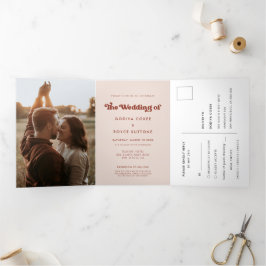 Stijlvolle retro pekroze all-in-one trouwfoto drieluik uitnodiging