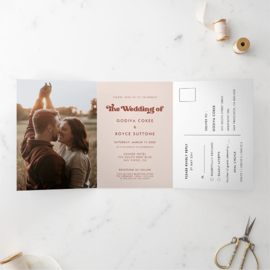 Stijlvolle retro pekroze all-in-one trouwfoto drieluik uitnodiging (Binnen)