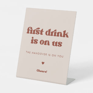 Stijlvolle retro perzik roze eerste drink is op on reclamebord met voetstuk